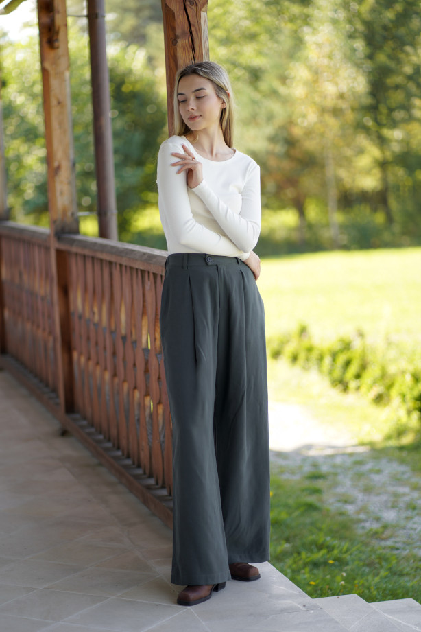 Spodnie Boston – klasyczne spodnie z zakładką i szerszą nogawką | Marisol