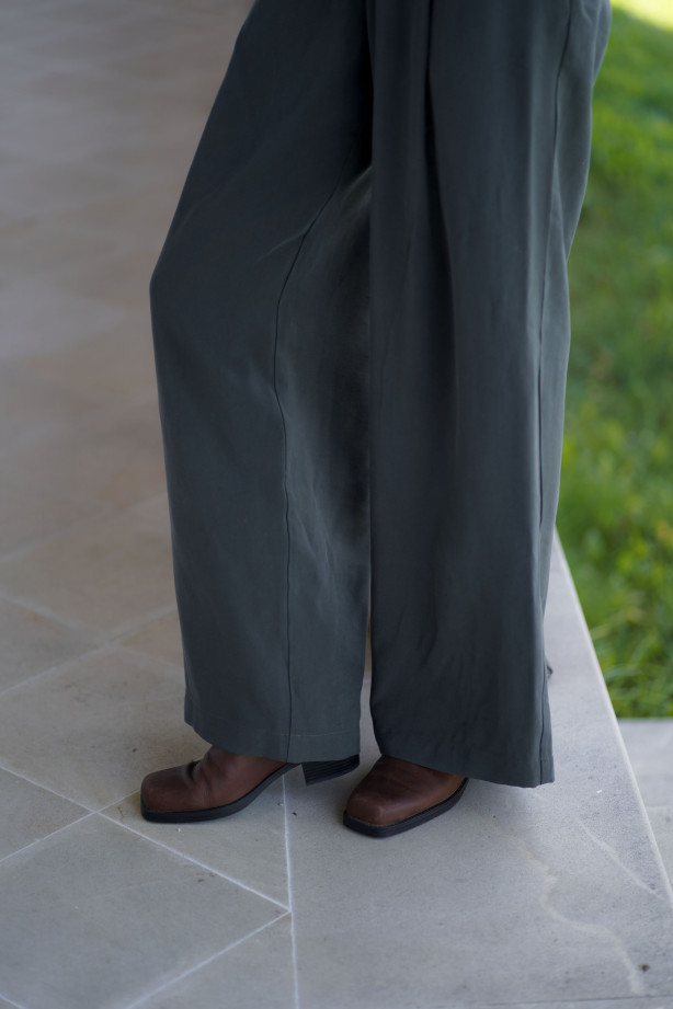 Spodnie Boston – klasyczne spodnie z zakładką i szerszą nogawką | Marisol