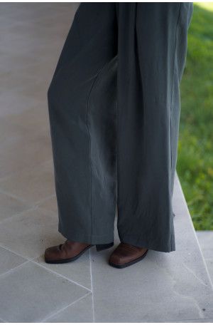 Spodnie Boston – klasyczne spodnie z zakładką i szerszą nogawką | Marisol