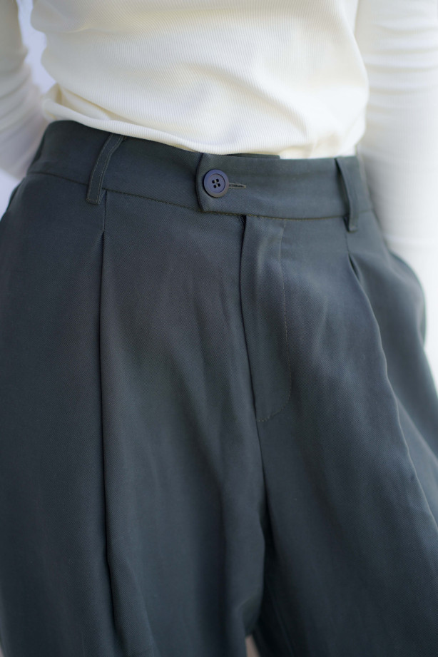 Spodnie Boston – klasyczne spodnie z zakładką i szerszą nogawką | Marisol