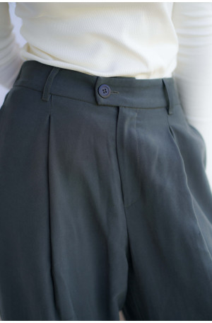 Spodnie Boston – klasyczne spodnie z zakładką i szerszą nogawką | Marisol