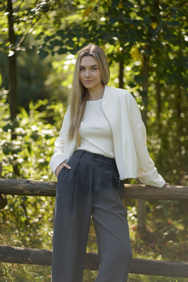 Spodnie Boston – klasyczne spodnie z zakładką i szerszą nogawką | Marisol