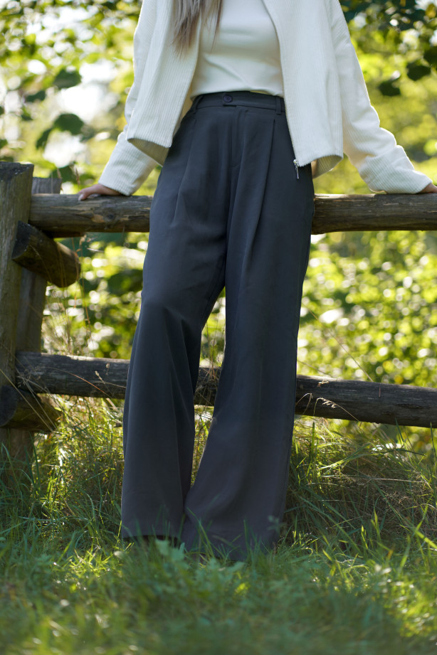 Spodnie Boston – klasyczne spodnie z zakładką i szerszą nogawką | Marisol