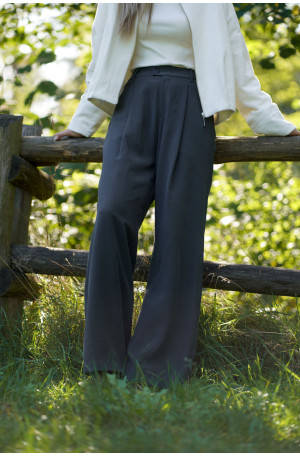 Spodnie Boston – klasyczne spodnie z zakładką i szerszą nogawką | Marisol