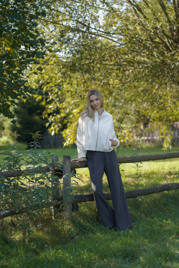 Spodnie Boston – klasyczne spodnie z zakładką i szerszą nogawką | Marisol