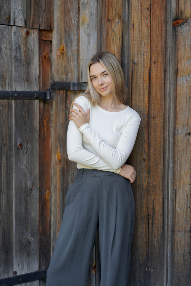 Spodnie Boston – klasyczne spodnie z zakładką i szerszą nogawką | Marisol