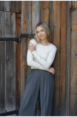 Spodnie Boston – klasyczne spodnie z zakładką i szerszą nogawką | Marisol