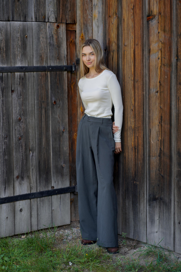 Spodnie Boston – klasyczne spodnie z zakładką i szerszą nogawką | Marisol