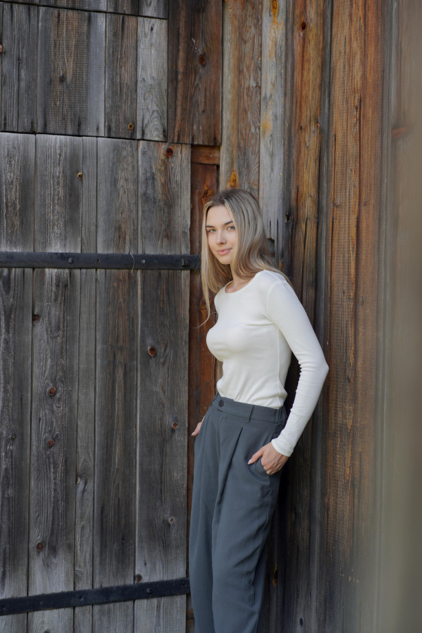 Spodnie Boston – klasyczne spodnie z zakładką i szerszą nogawką | Marisol