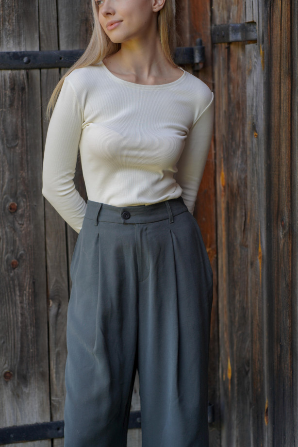 Spodnie Boston – klasyczne spodnie z zakładką i szerszą nogawką | Marisol