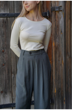 Spodnie Boston – klasyczne spodnie z zakładką i szerszą nogawką | Marisol