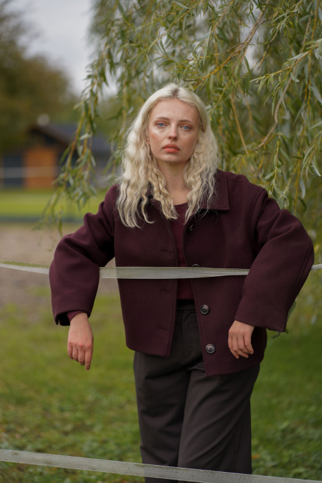 Kurtka wełniana oversize w fasonie pudełkowym – elegancka, diagonal | Marisol