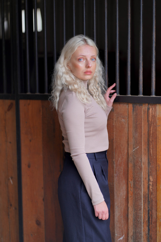 Golf mokka z prążkowanej bawełny – klasyczny golf damski | Marisol