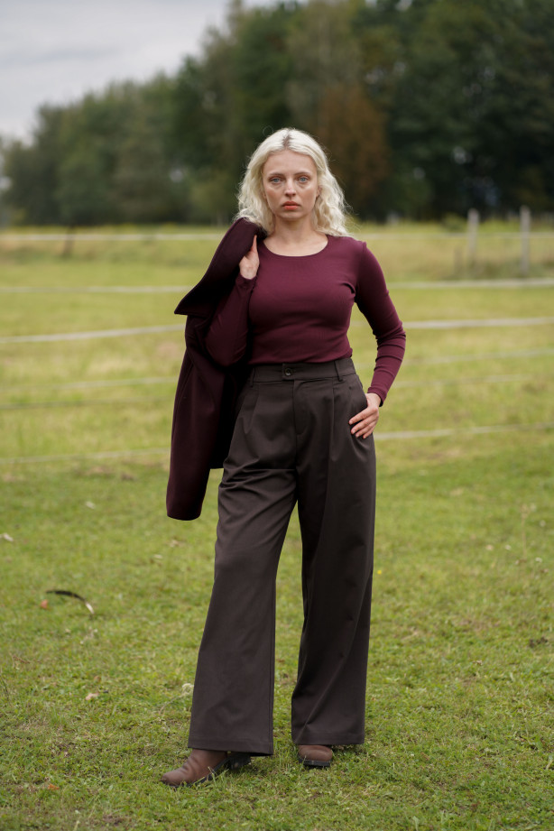 Spodnie wełniane Carlton – klasyczne, z zakładkami i szerszą nogawką | Marisol