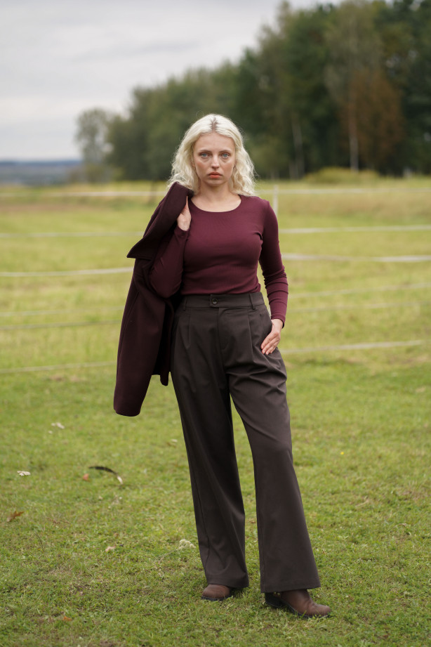 Spodnie wełniane Carlton – klasyczne, z zakładkami i szerszą nogawką | Marisol