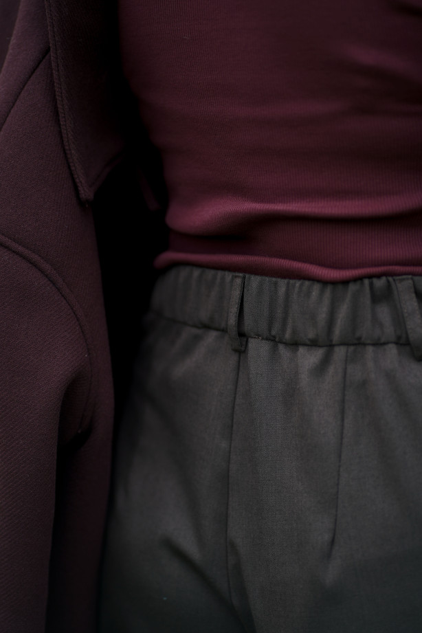 Spodnie wełniane Carlton – klasyczne, z zakładkami i szerszą nogawką | Marisol