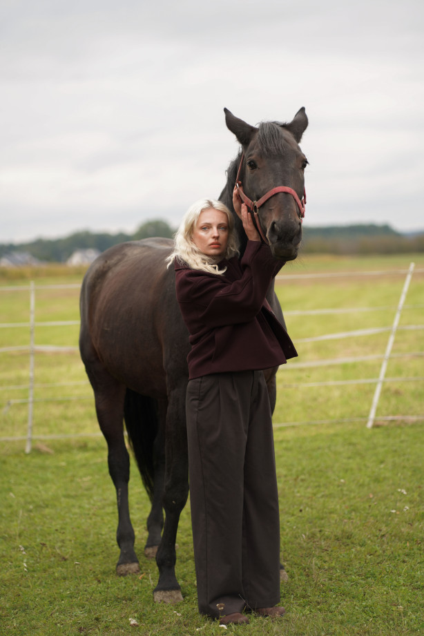 Spodnie wełniane Carlton – klasyczne, z zakładkami i szerszą nogawką | Marisol