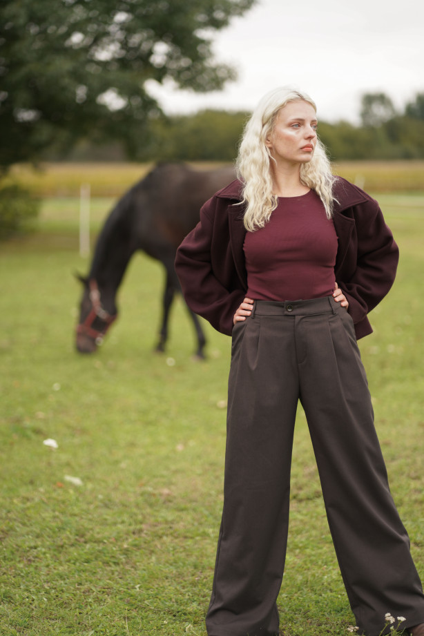 Spodnie wełniane Carlton – klasyczne, z zakładkami i szerszą nogawką | Marisol