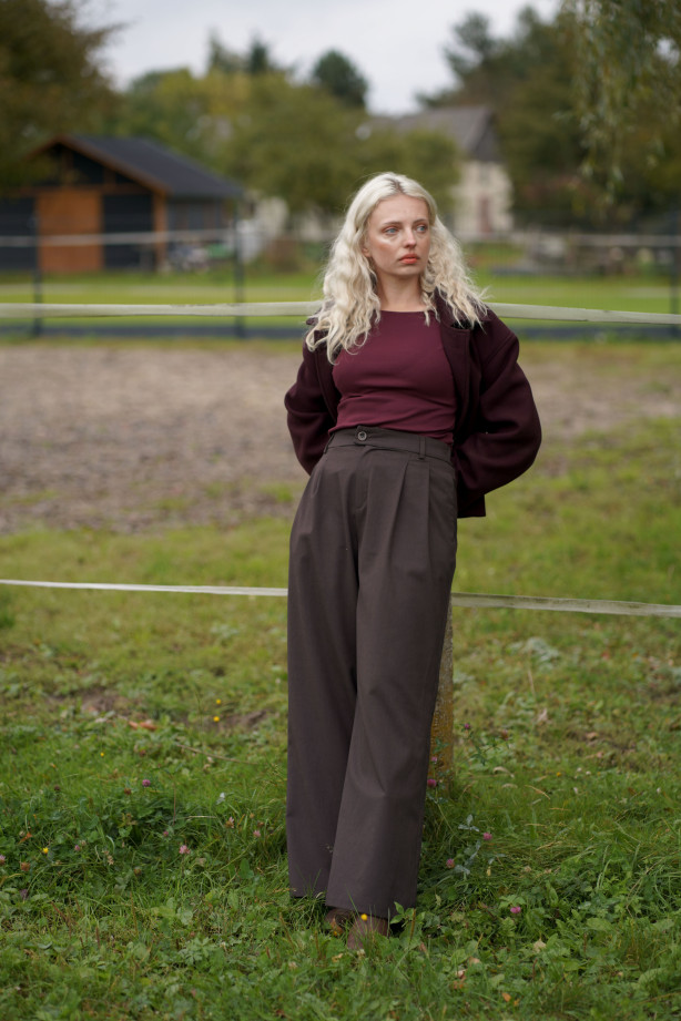 Spodnie wełniane Carlton – klasyczne, z zakładkami i szerszą nogawką | Marisol