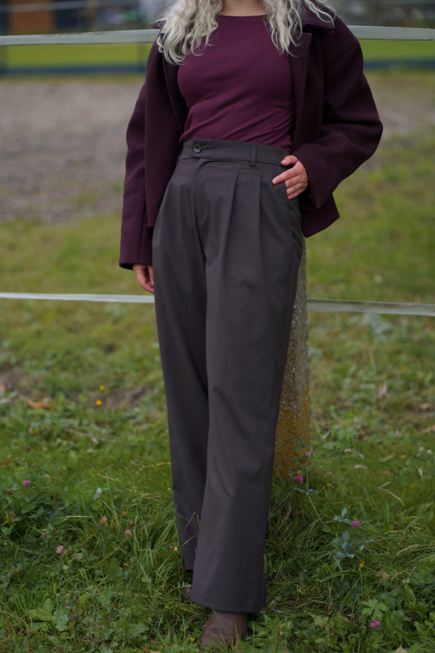 Spodnie wełniane Carlton – klasyczne, z zakładkami i szerszą nogawką | Marisol