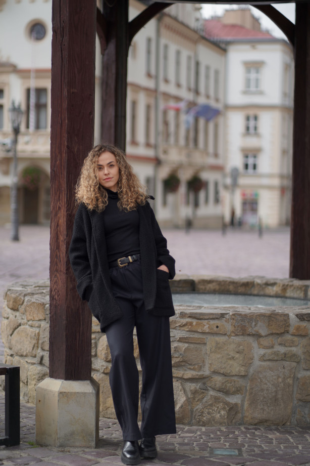 Kurtka Marlow – długa kurtka z wełny o strukturze baranka | Marisol Kurtka Marlow – długa kurtka z wełny o strukturze baranka | Marisol