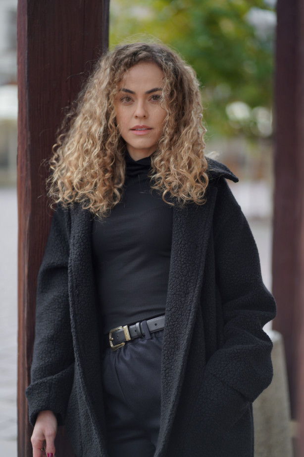 Kurtka Marlow – długa kurtka z wełny o strukturze baranka | Marisol Kurtka Marlow – długa kurtka z wełny o strukturze baranka | Marisol