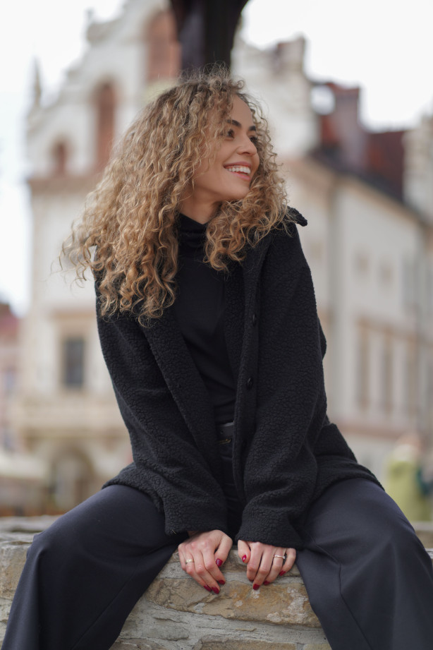 Kurtka Marlow – długa kurtka z wełny o strukturze baranka | Marisol Kurtka Marlow – długa kurtka z wełny o strukturze baranka | Marisol