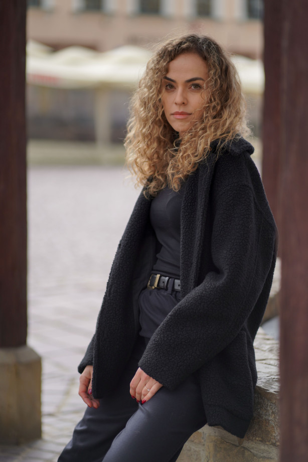 Kurtka Marlow – długa kurtka z wełny o strukturze baranka | Marisol Kurtka Marlow – długa kurtka z wełny o strukturze baranka | Marisol