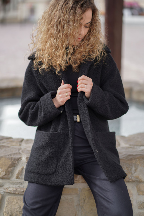 Kurtka Marlow – długa kurtka z wełny o strukturze baranka | Marisol Kurtka Marlow – długa kurtka z wełny o strukturze baranka | Marisol