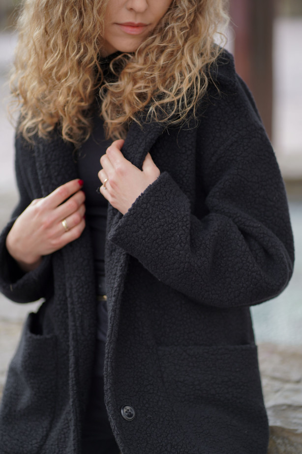 Kurtka Marlow – długa kurtka z wełny o strukturze baranka | Marisol Kurtka Marlow – długa kurtka z wełny o strukturze baranka | Marisol