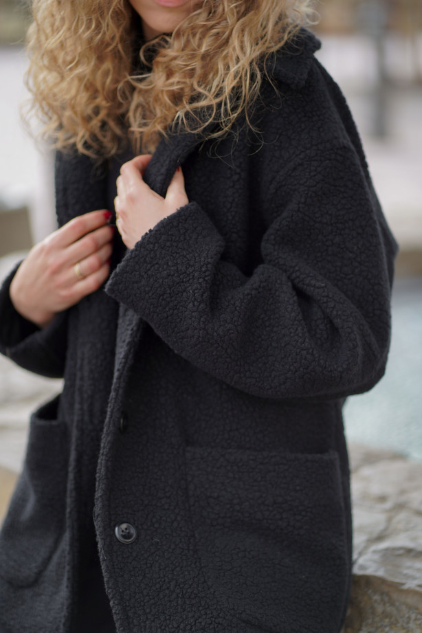 Kurtka Marlow – długa kurtka z wełny o strukturze baranka | Marisol Kurtka Marlow – długa kurtka z wełny o strukturze baranka | Marisol