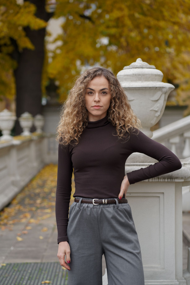 Golf classic z prążkowanej wiskozy – klasyczny golf damski | Marisol Golf classic z prążkowanej wiskozy – klasyczny golf damski | Marisol