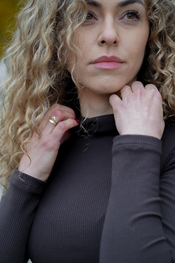 Golf classic z prążkowanej wiskozy – klasyczny golf damski | Marisol Golf classic z prążkowanej wiskozy – klasyczny golf damski | Marisol