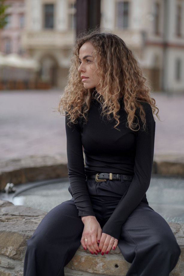 Golf classic z prążkowanej bawełny – klasyczny golf damski | Marisol Golf classic z prążkowanej bawełny – klasyczny golf damski | Marisol