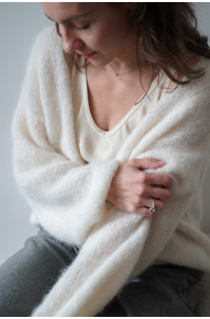 Kardigan typu chmurka wykonany z suri alpaca