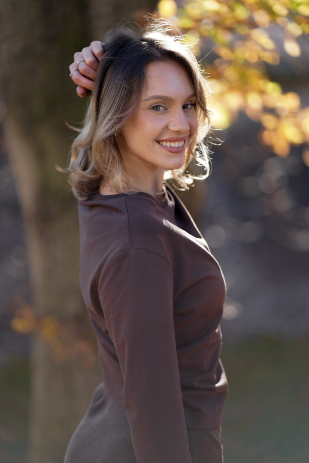 Longsleeve damski Chocolate – pudełkowy krój, długi rękaw | Marisol