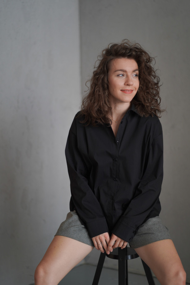 Czarna koszula damska oversize z bawełny – klasyk w nowoczesnym wydaniu | MARISOL