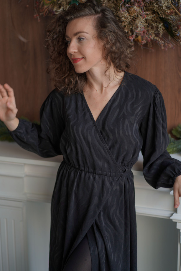 Sukienka Wrap Zebra – Czarna żakardowa sukienka kopertowa midi | Marisol