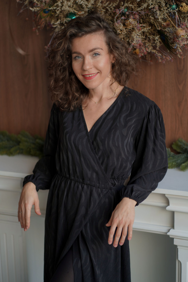 Sukienka Wrap Zebra – Czarna żakardowa sukienka kopertowa midi | Marisol