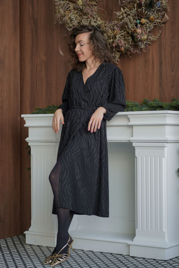 Sukienka Wrap Zebra – Czarna żakardowa sukienka kopertowa midi | Marisol