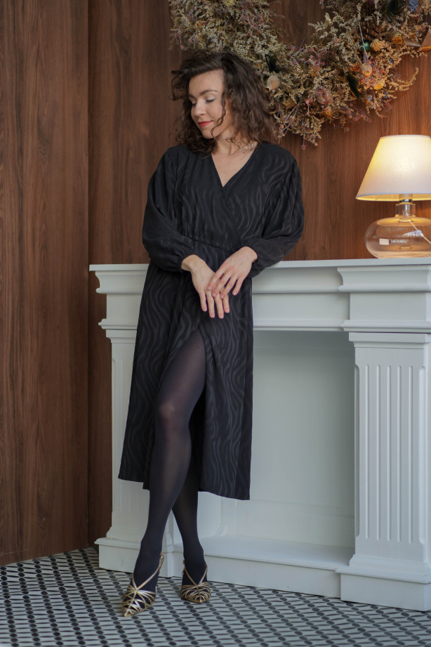 Sukienka Wrap Zebra – Czarna żakardowa sukienka kopertowa midi | Marisol