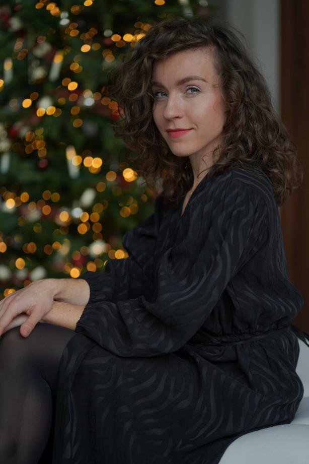 Sukienka Wrap Zebra – Czarna żakardowa sukienka kopertowa midi | Marisol