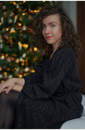 Sukienka Wrap Zebra – Czarna żakardowa sukienka kopertowa midi | Marisol