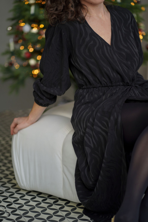 Sukienka Wrap Zebra – Czarna żakardowa sukienka kopertowa midi | Marisol