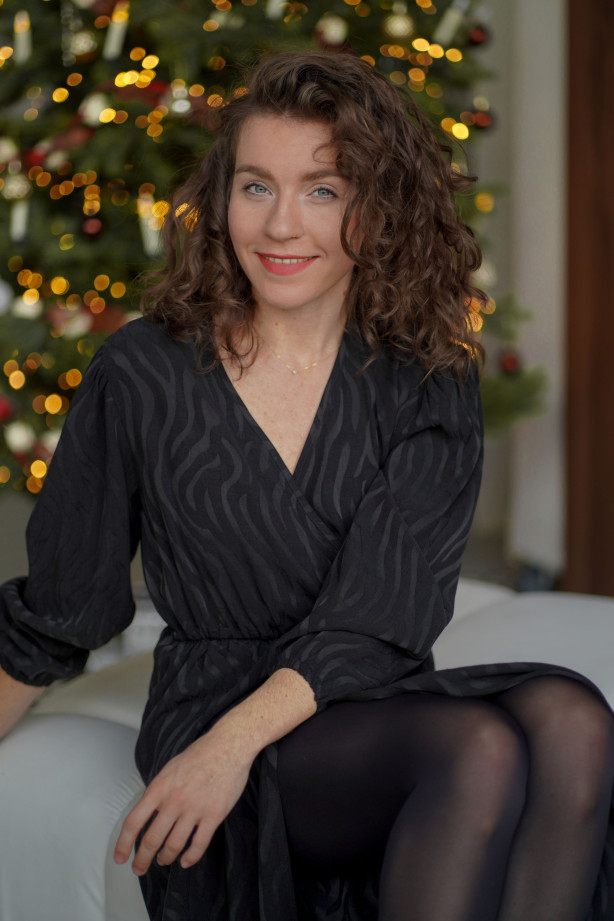 Sukienka Wrap Zebra – Czarna żakardowa sukienka kopertowa midi | Marisol