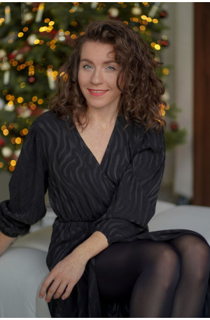 Sukienka Wrap Zebra – Czarna żakardowa sukienka kopertowa midi | Marisol