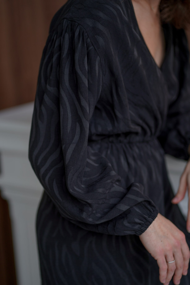 Sukienka Wrap Zebra – Czarna żakardowa sukienka kopertowa midi | Marisol