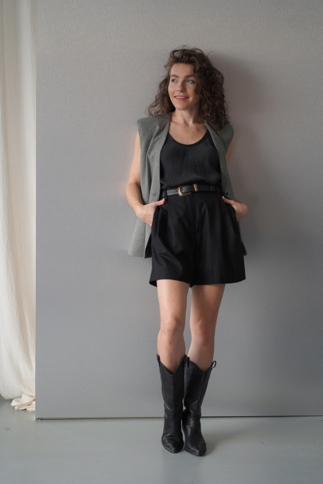 Chelsea – Wełniane szorty z zakładkami | Eleganckie szorty Marisol 2