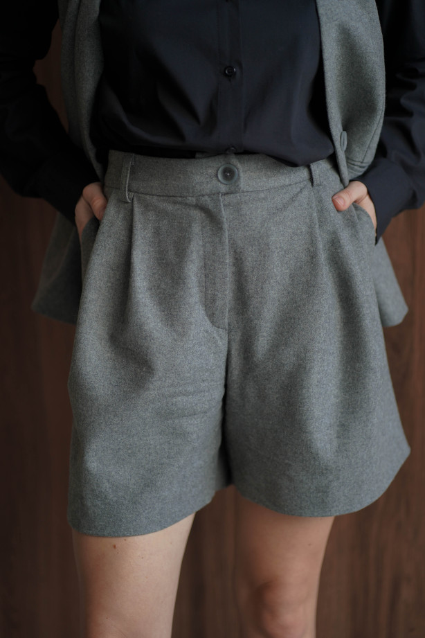Chelsea – Wełniane szorty z zakładkami | Eleganckie szorty Marisol