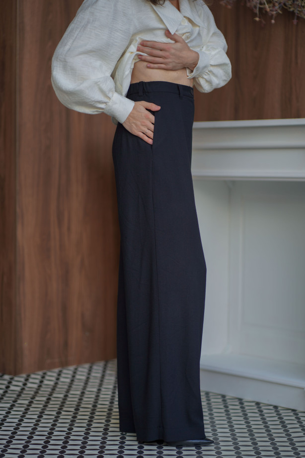 Spodnie Essential Black - Klasyczne czarne spodnie z szeroką nogawką | Marisol